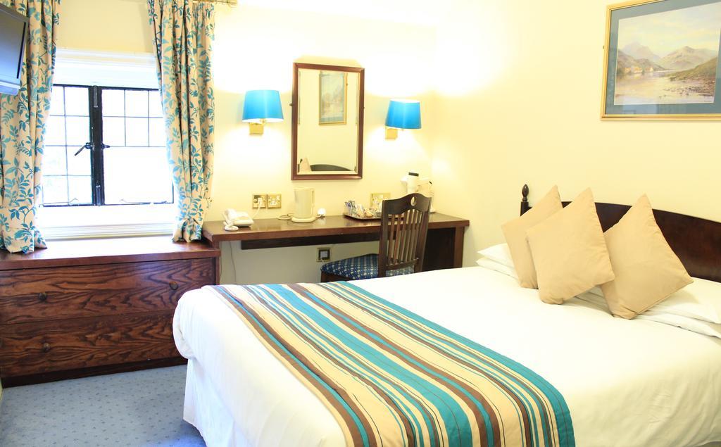 เดอะ เดวิล พันช์โบว์ล โฮเต็ล Hotel Hindhead ภายนอก รูปภาพ