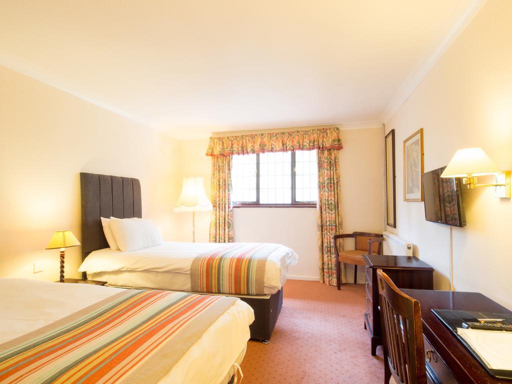 เดอะ เดวิล พันช์โบว์ล โฮเต็ล Hotel Hindhead ภายนอก รูปภาพ